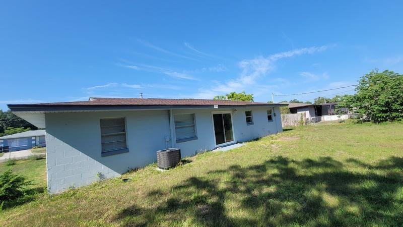 1190 Pine Valley Ln - Photo 3 of 10