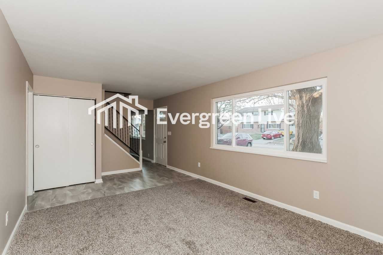 725 Decatur Ct - Photo 3 of 15