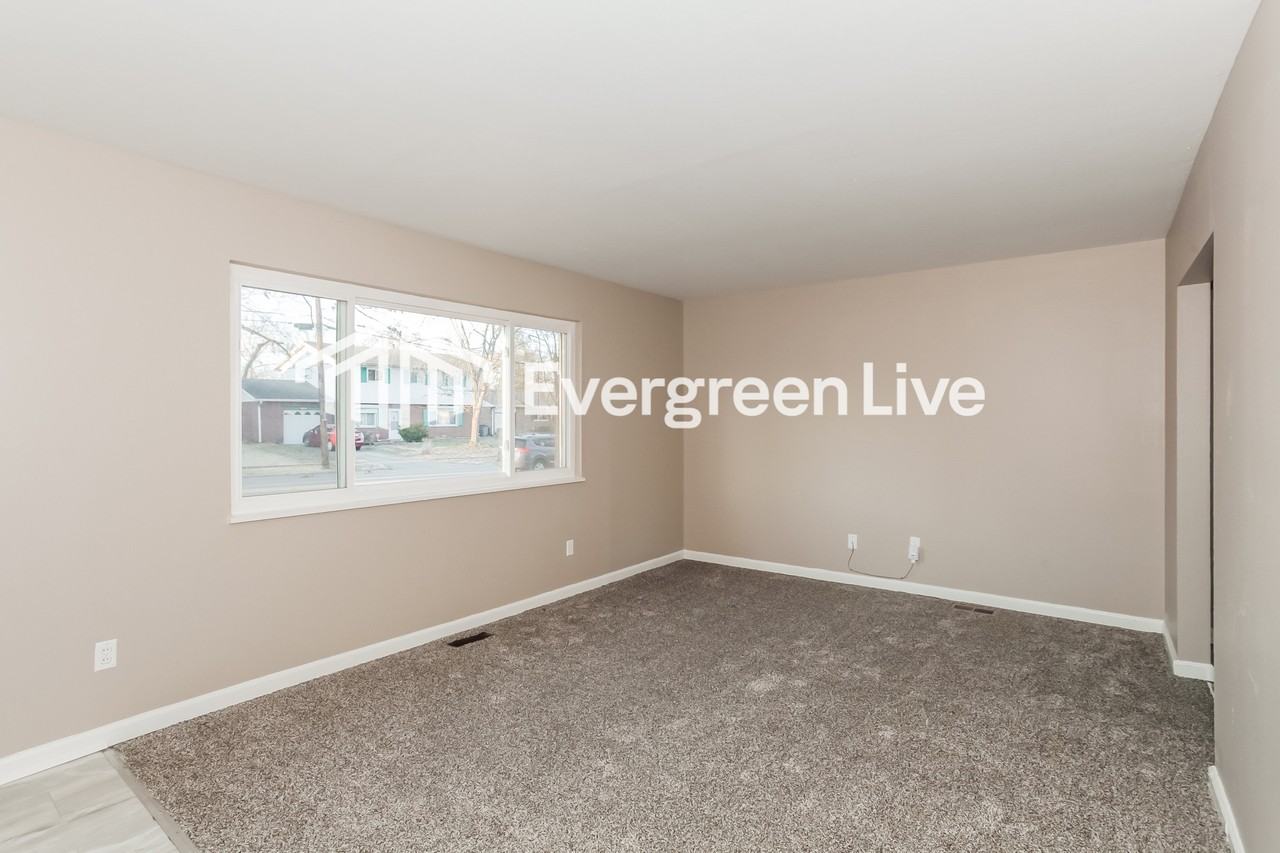 725 Decatur Ct - Photo 4 of 15