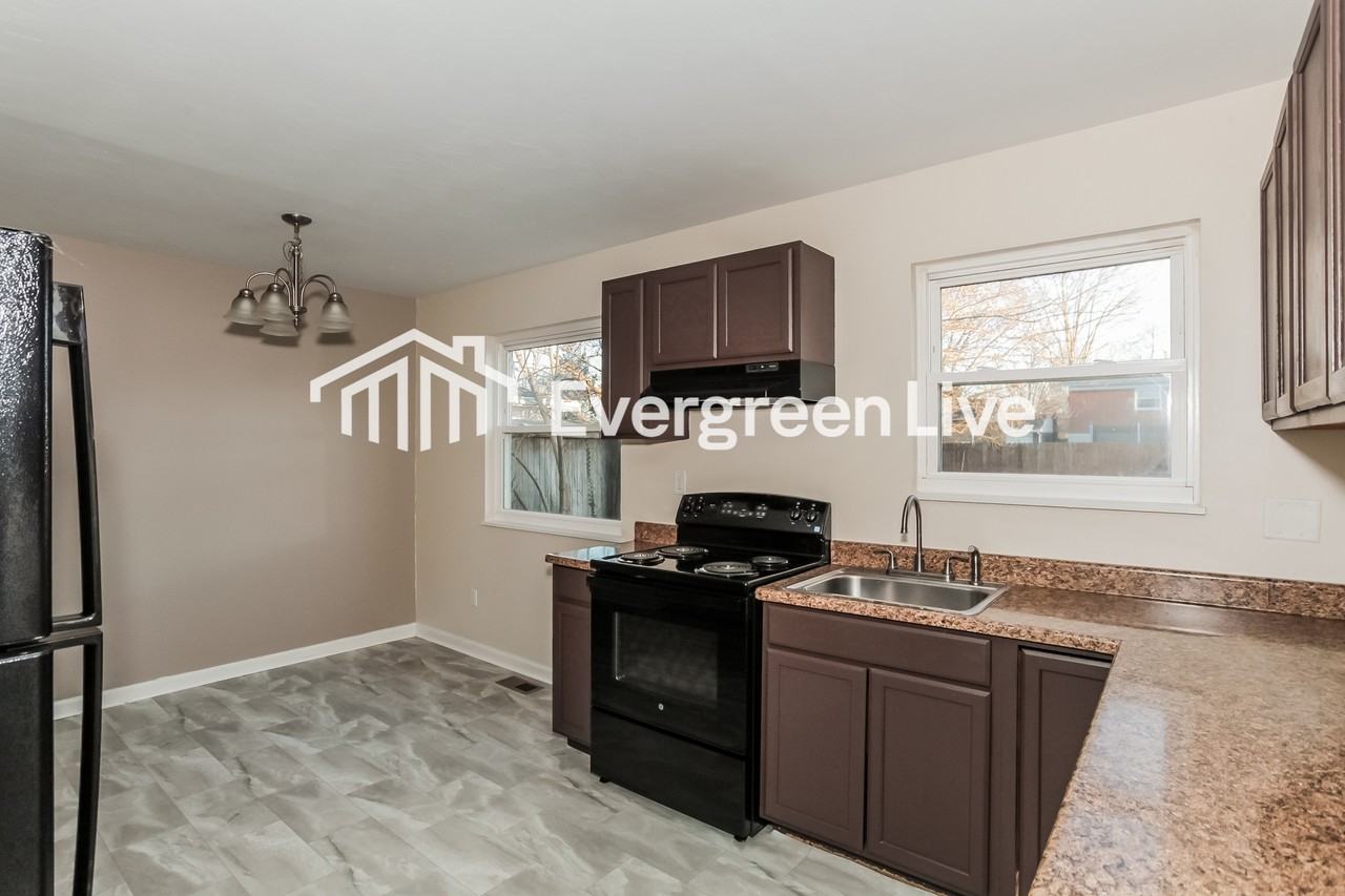 725 Decatur Ct - Photo 6 of 15