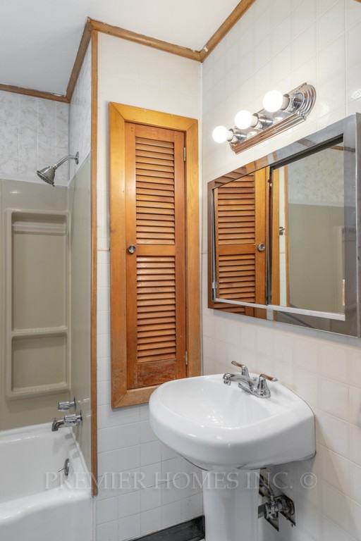 908 7th St Ne - Photo 5 of 19