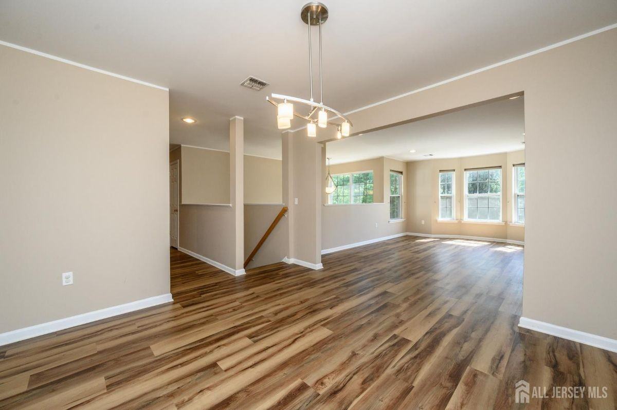 303 Pinelli Dr - Photo 4 of 25
