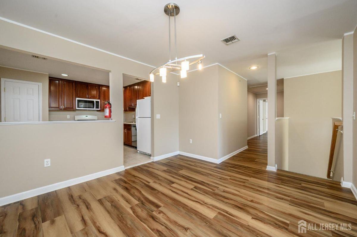 303 Pinelli Dr - Photo 5 of 25