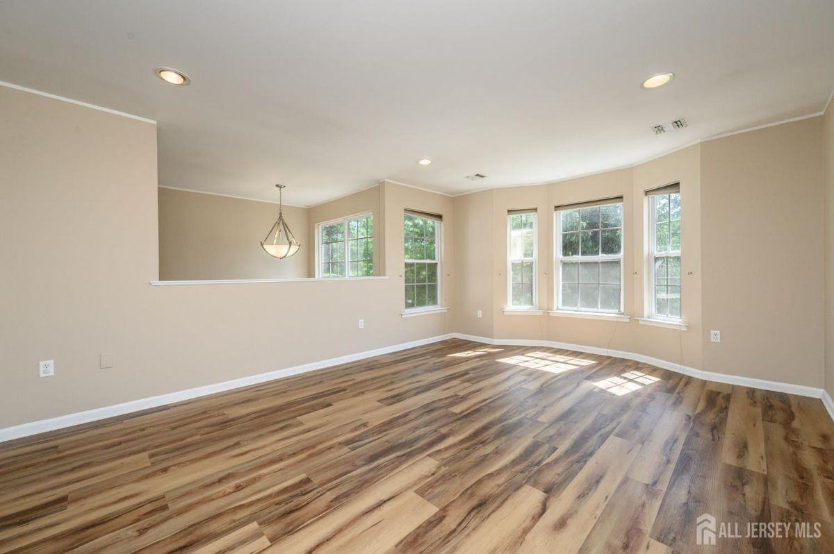 303 Pinelli Dr - Photo 7 of 25