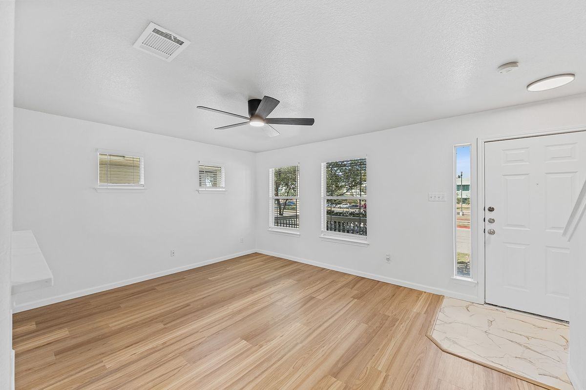 1733 Thompson Trl - Photo 3 of 24