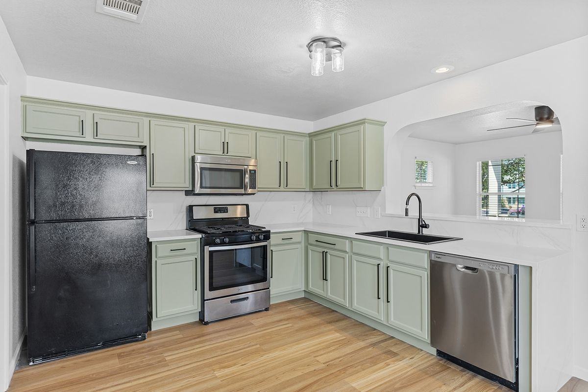 1733 Thompson Trl - Photo 6 of 24