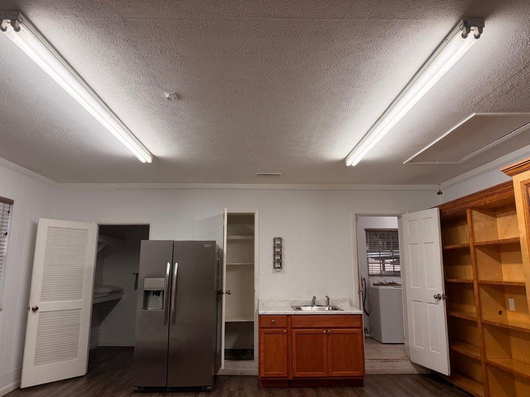 819 S Kings Ave - Photo 3 of 3