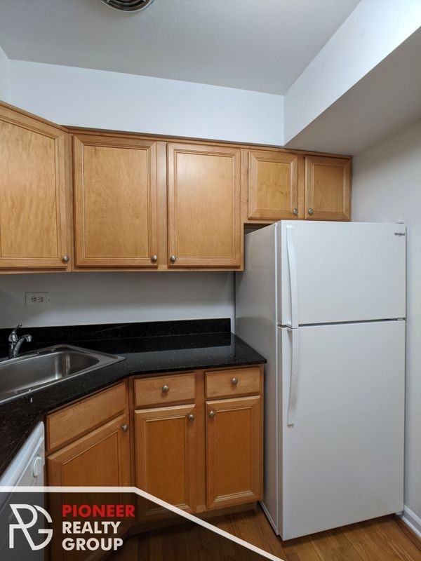 525 W Oakdale Ave - Photo 2 of 9