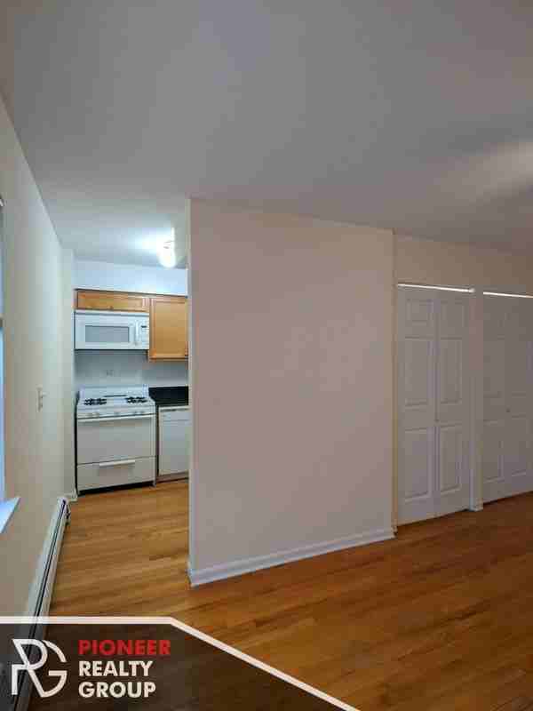 525 W Oakdale Ave - Photo 3 of 9