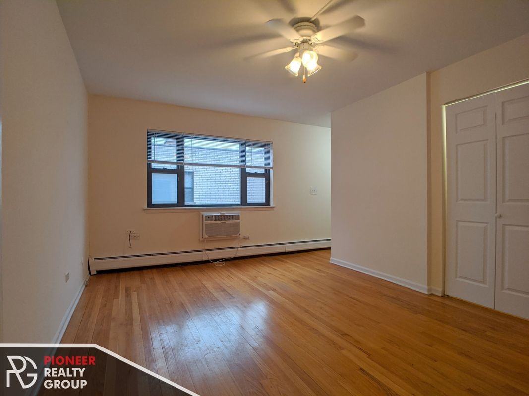 525 W Oakdale Ave - Photo 4 of 9