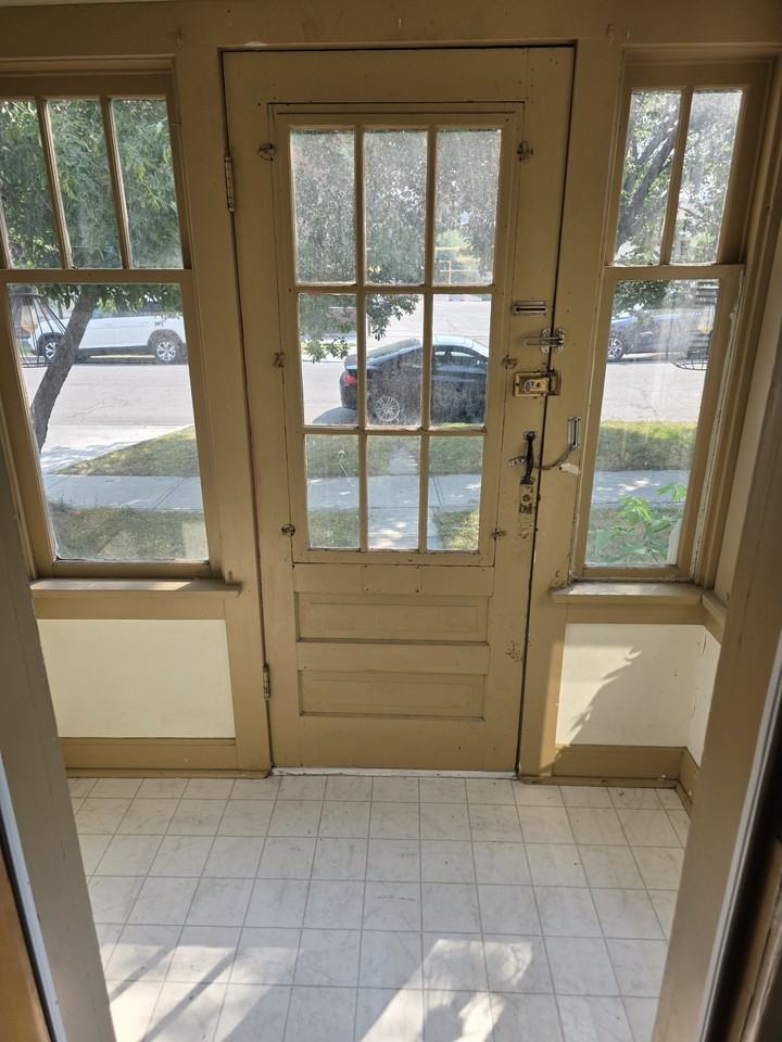 115 7 St Ne - Photo 2 of 10