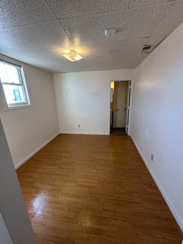 122 E 4th St #6 - Photo 4 of 8