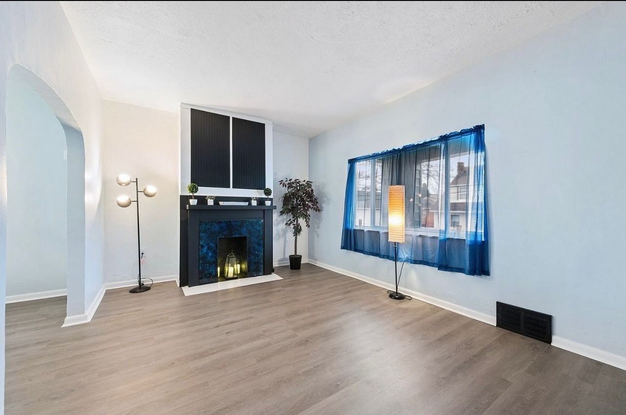 1131 Irwin St - Photo 2 of 20
