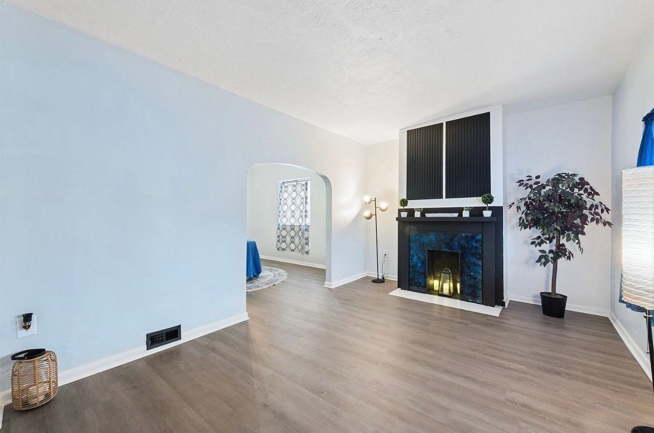 1131 Irwin St - Photo 3 of 20