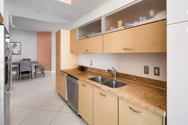 2275 Biscayne Blvd #905 - Photo 4 of 10