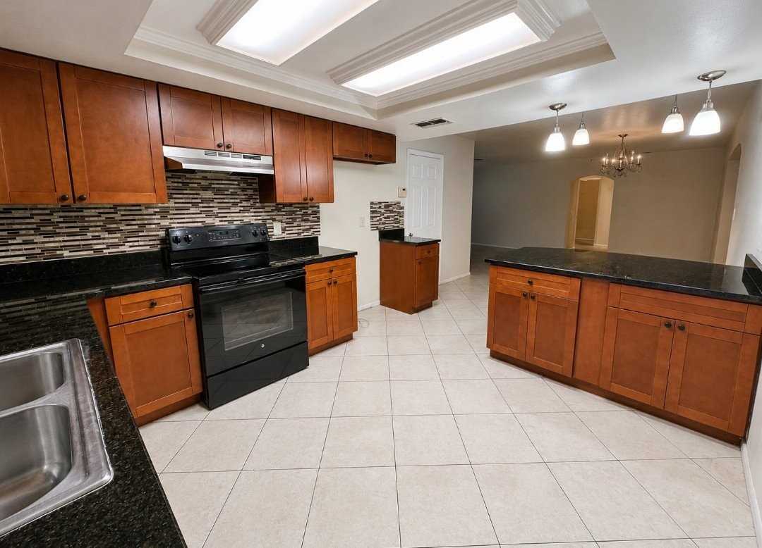 9945 Woodridge Ct - Photo 2 of 25