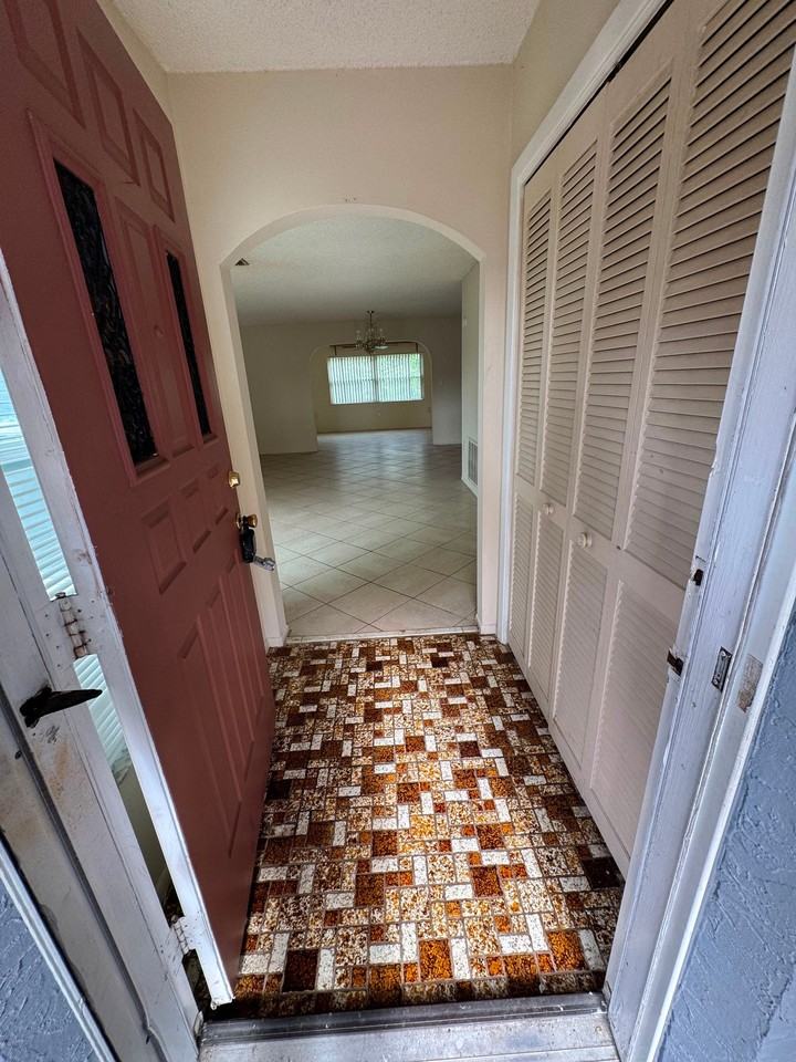 9945 Woodridge Ct - Photo 4 of 25