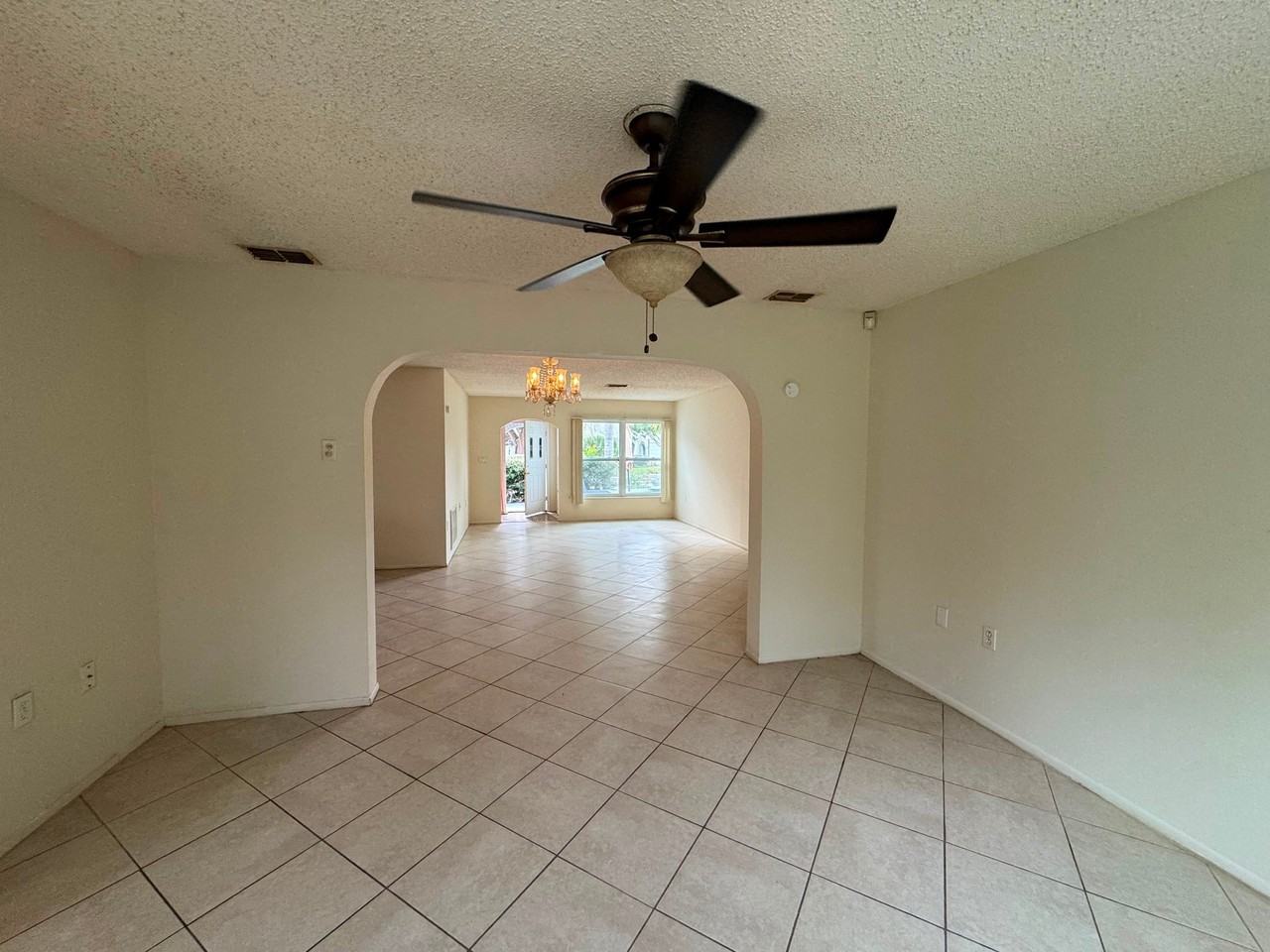 9945 Woodridge Ct - Photo 5 of 25