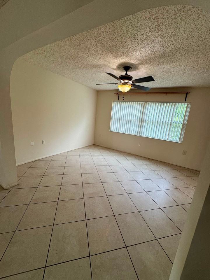 9945 Woodridge Ct - Photo 6 of 25