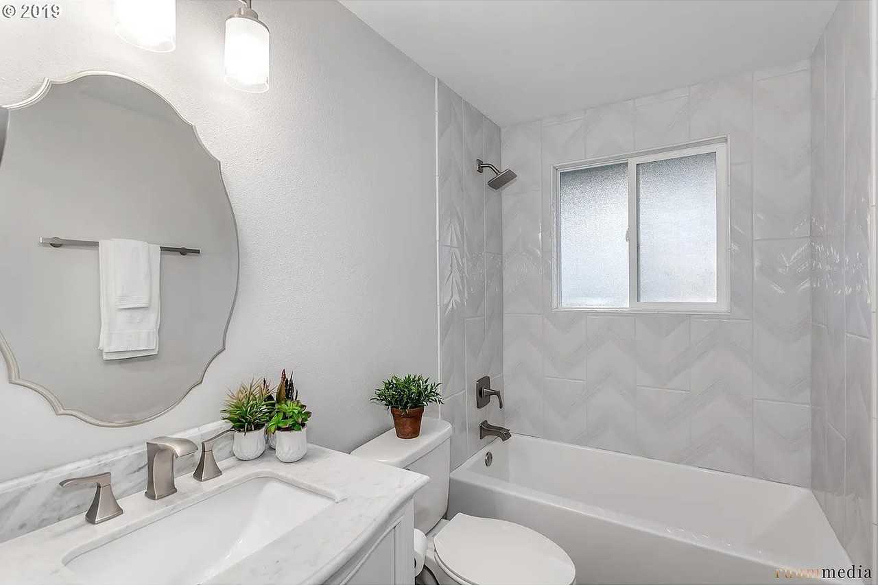 1098 Ne Kathryn St - Photo 2 of 12