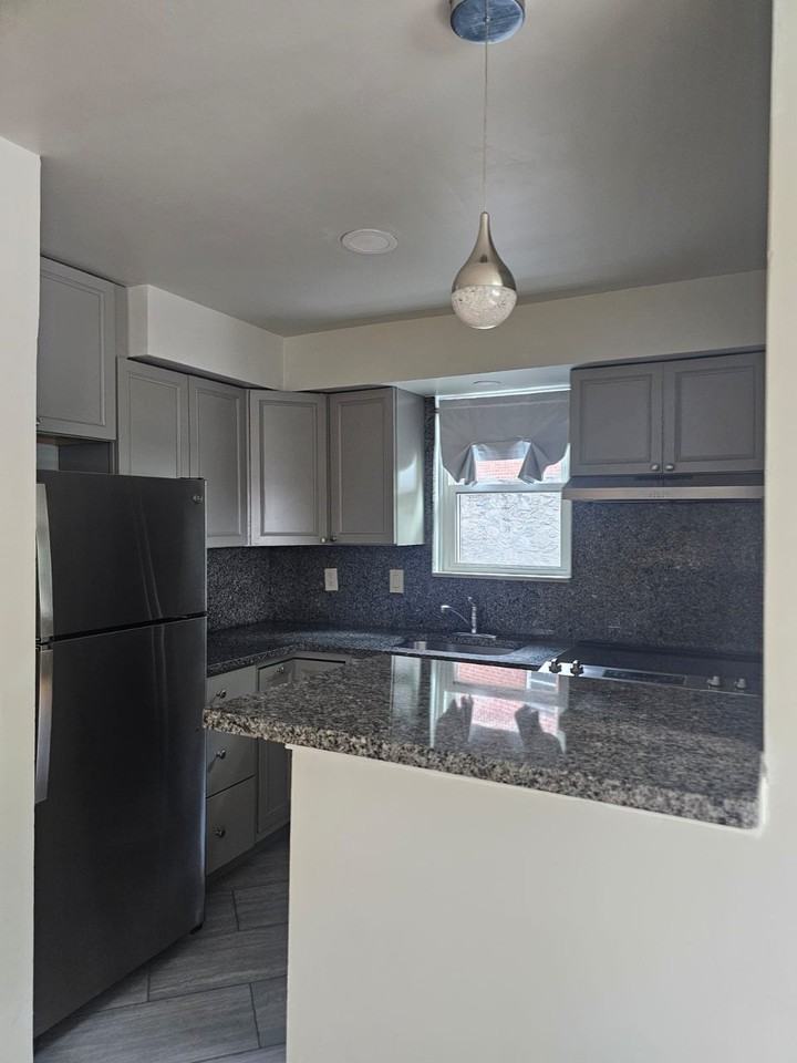 31 Saint Albans Ave #2ndFL - Photo 3 of 4
