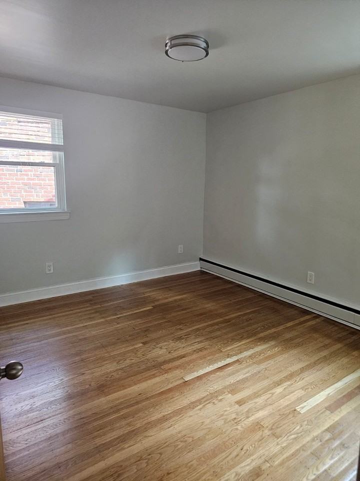 31 Saint Albans Ave #2ndFL - Photo 4 of 4