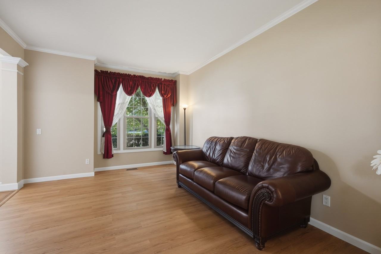 44525 Fenwick Dr - Photo 3 of 20