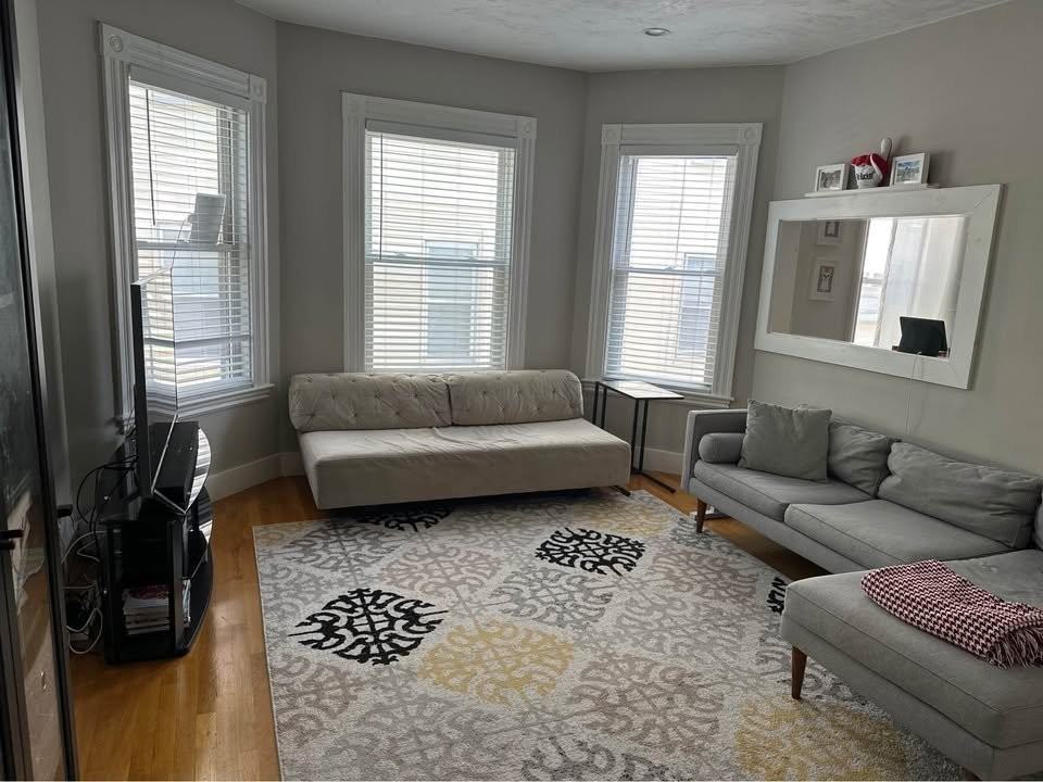 166 Glen St #1 - Photo 3 of 12