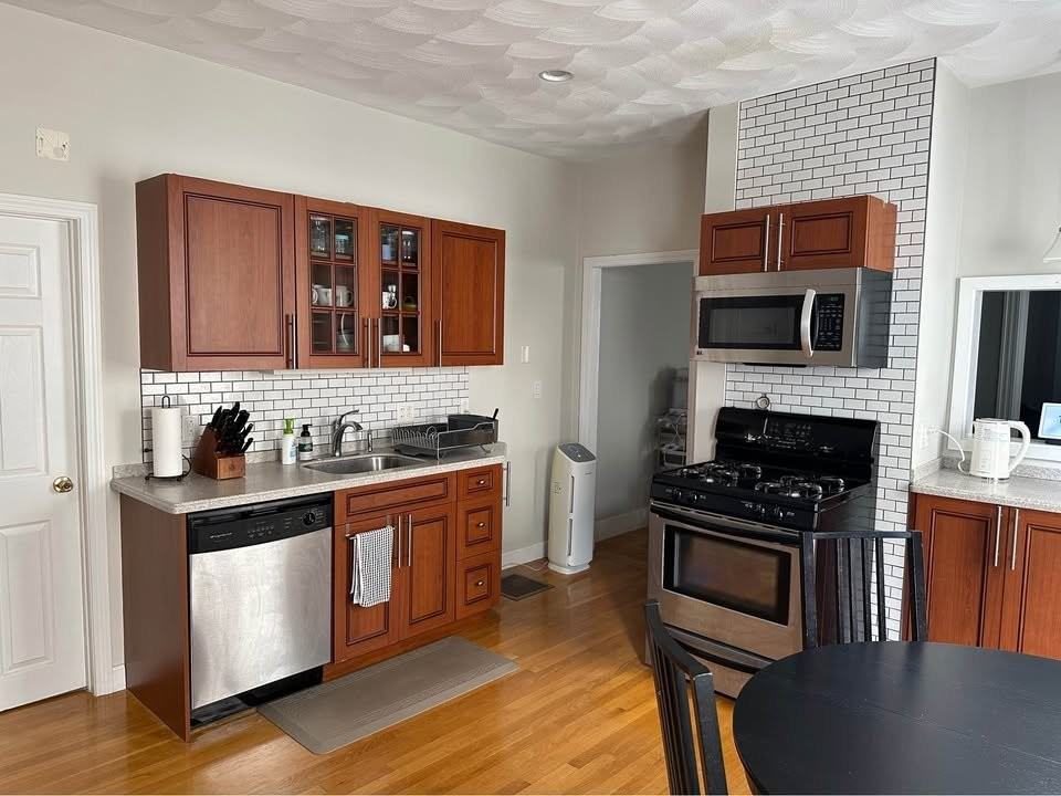 166 Glen St #1 - Photo 4 of 12