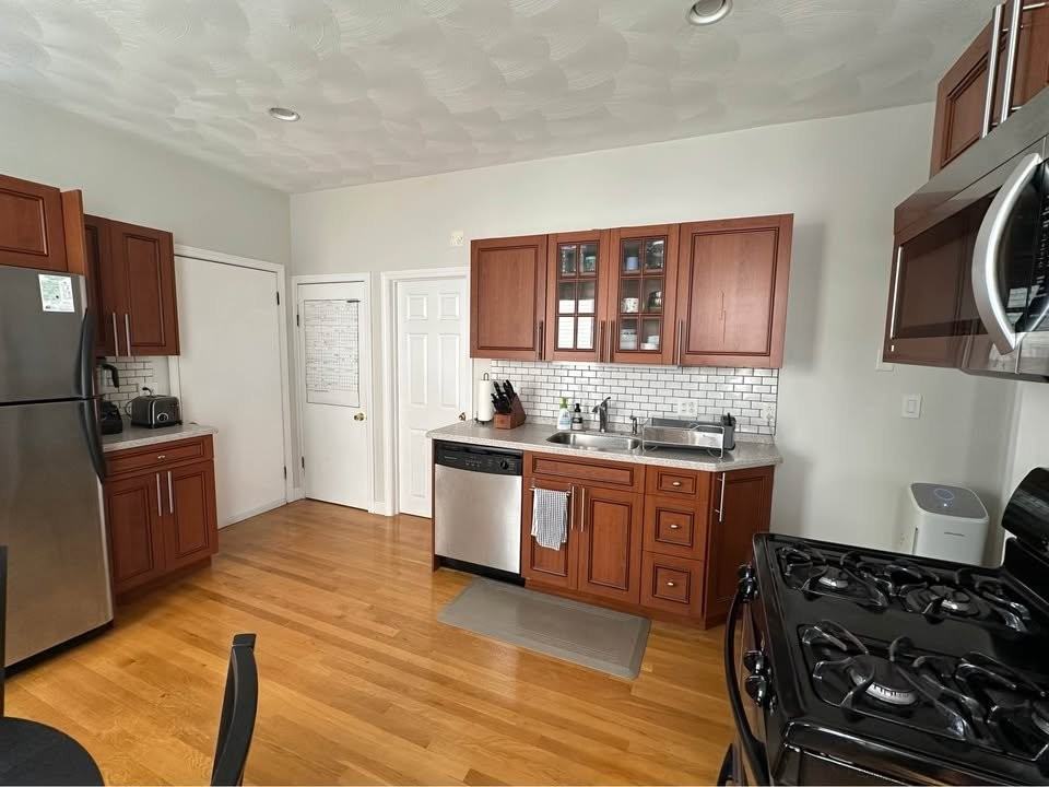 166 Glen St #1 - Photo 5 of 12