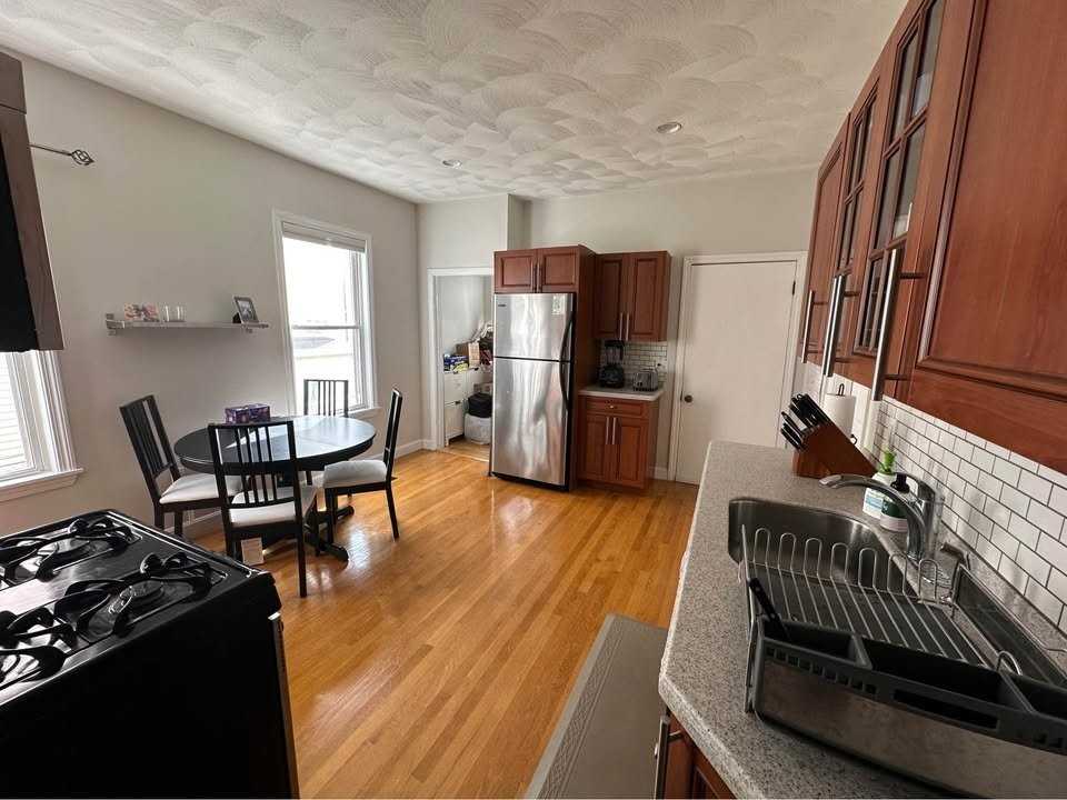166 Glen St #1 - Photo 6 of 12