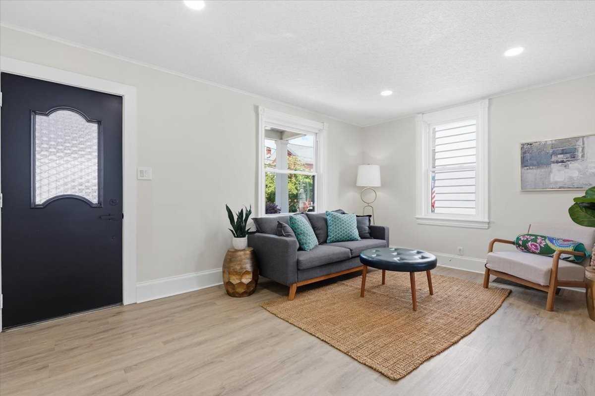 315 2nd St - Photo 3 of 20