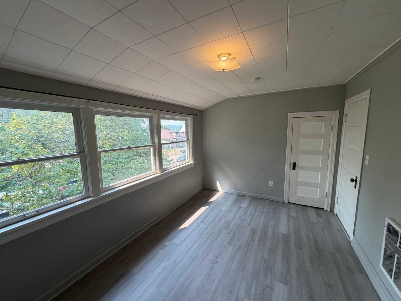 1102 W Sharp Ave #3 - Photo 4 of 9
