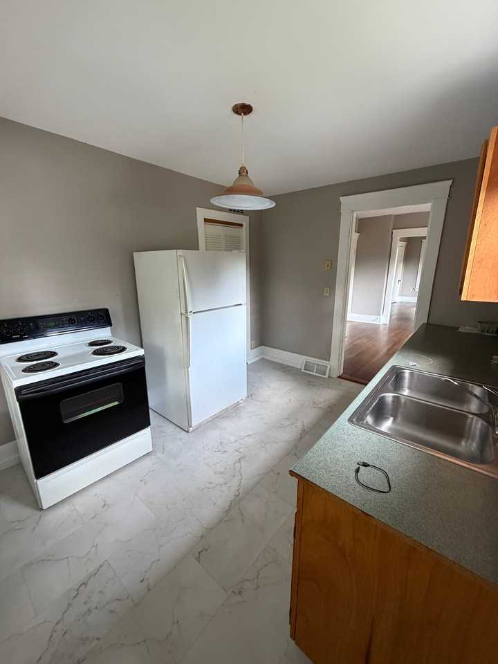 11695 Peckham St - Photo 3 of 10