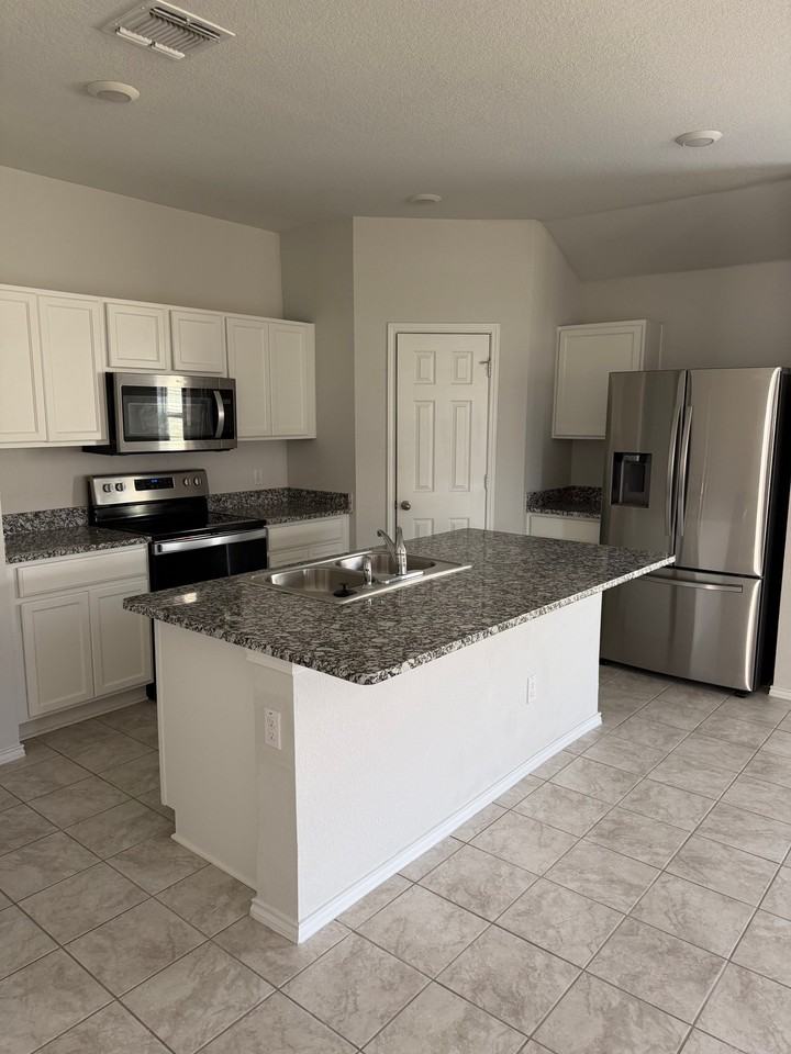 712 Taggart Trl - Photo 2 of 39