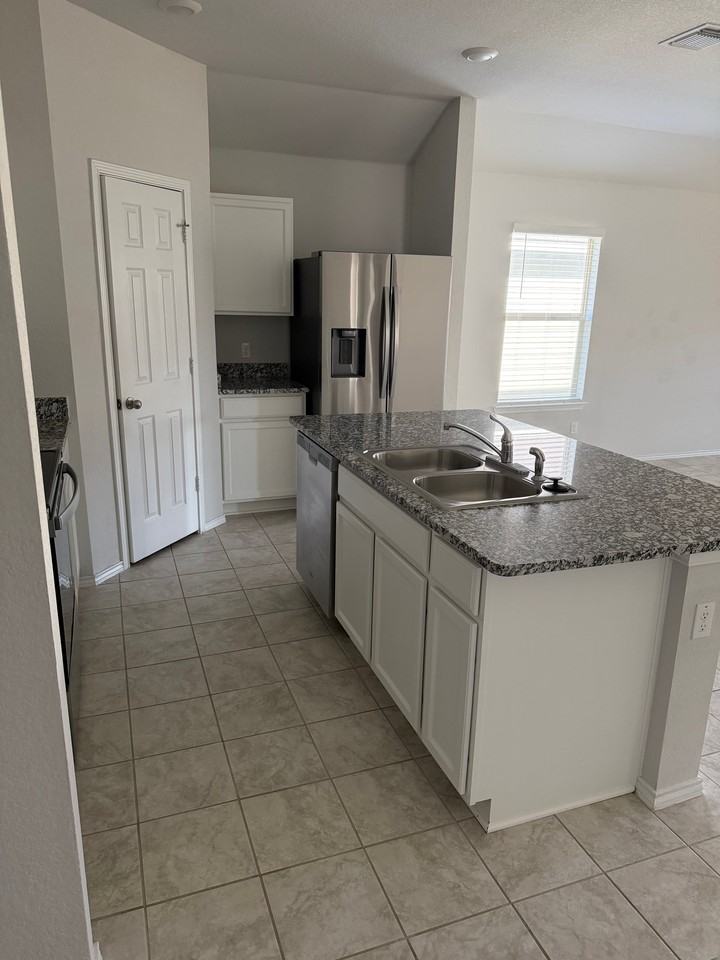 712 Taggart Trl - Photo 3 of 39