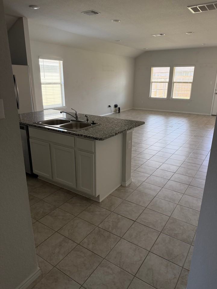 712 Taggart Trl - Photo 4 of 39