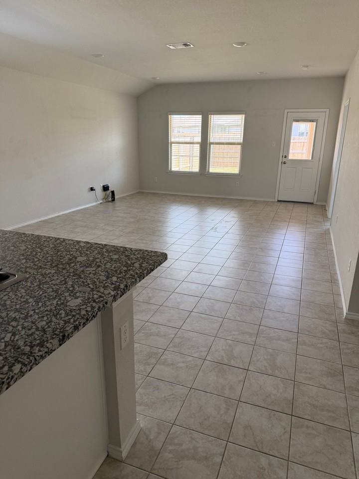 712 Taggart Trl - Photo 5 of 39