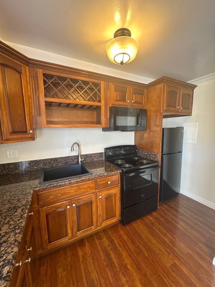 2414 S Barrington Ave #103 - Photo 3 of 19