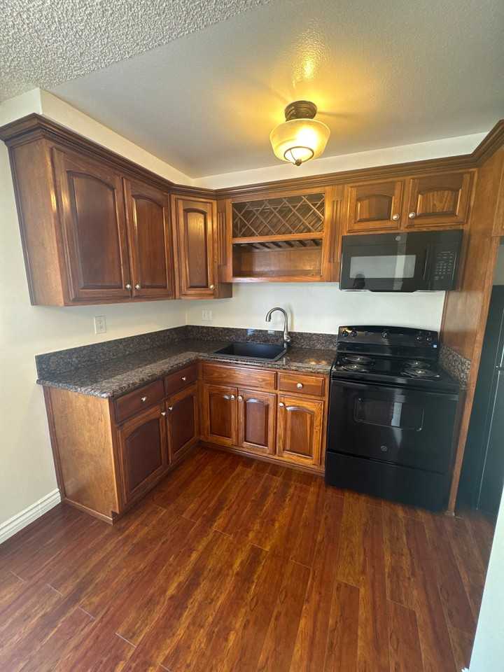 2414 S Barrington Ave #103 - Photo 4 of 19