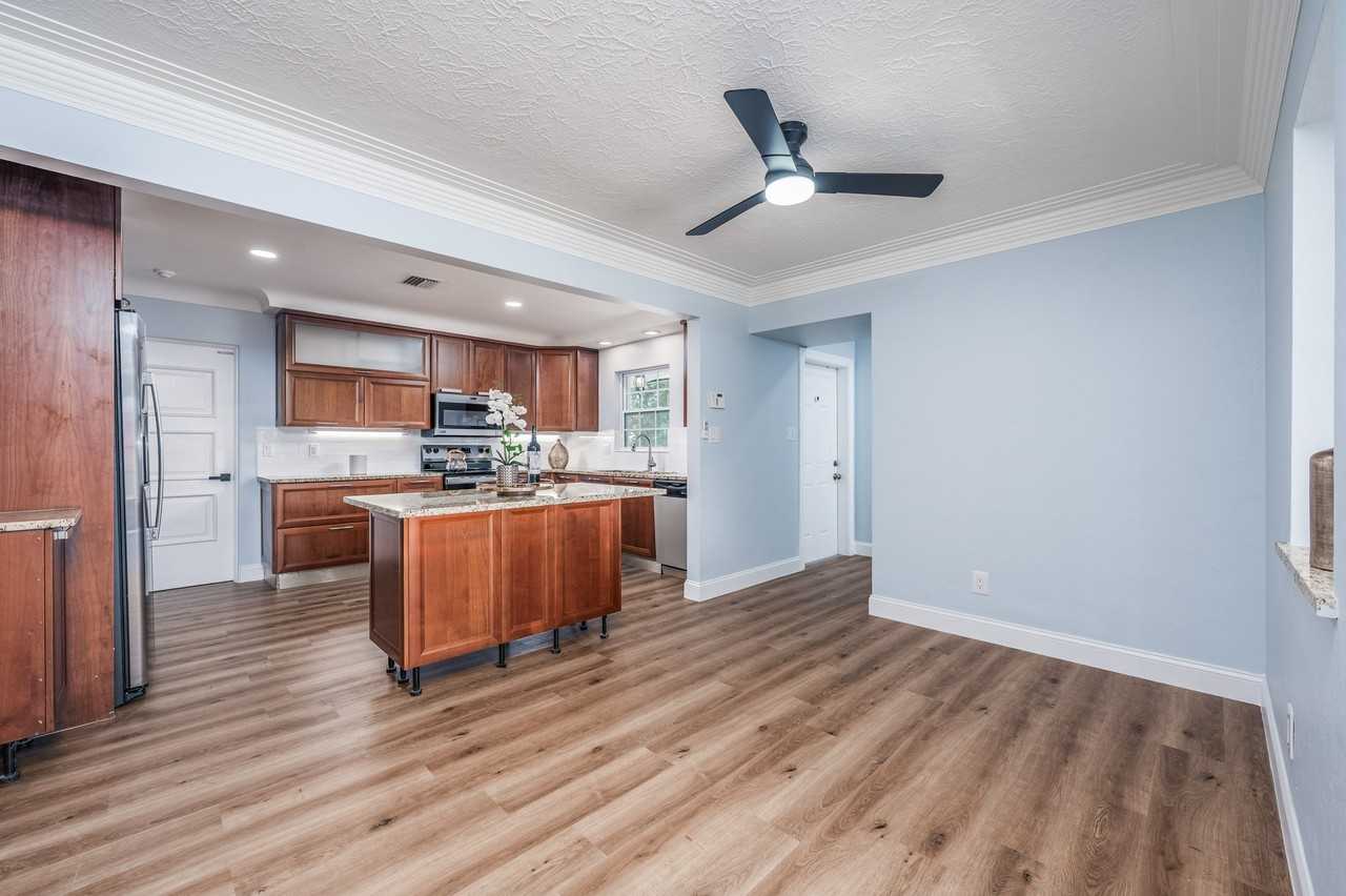 3372 Webber St - Photo 4 of 20