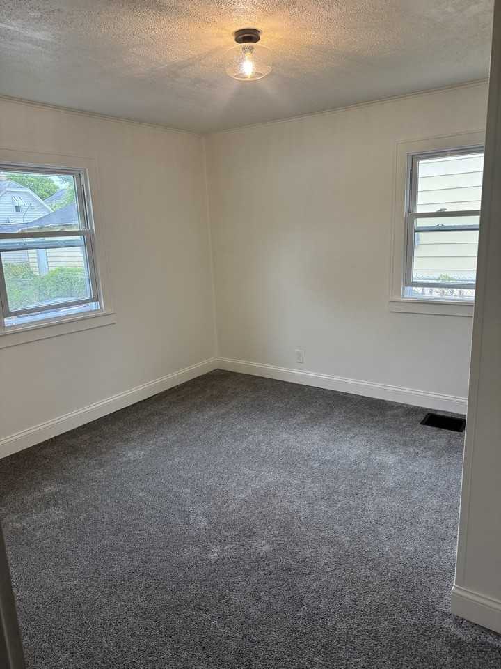 2706 S 71st St - Photo 6 of 17