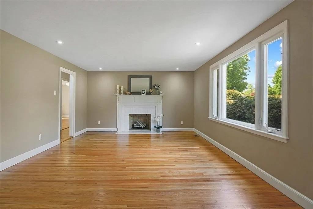 437 Salisbury St - Photo 5 of 12