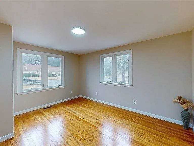 437 Salisbury St - Photo 7 of 12