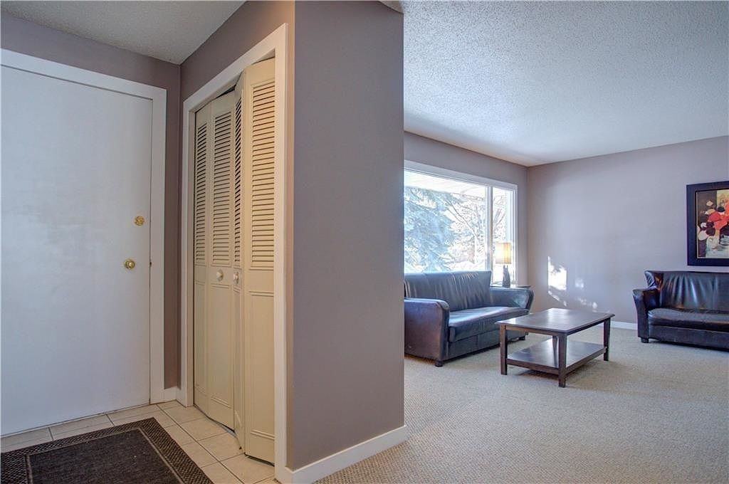 4028 40 Ave Nw - Photo 3 of 26
