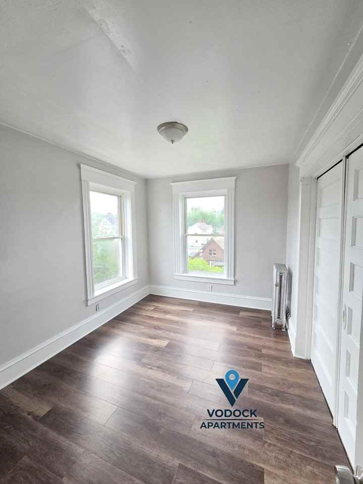 214 Pine St #5R - Photo 6 of 9