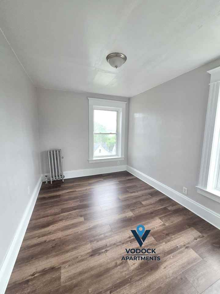 214 Pine St #5R - Photo 7 of 9
