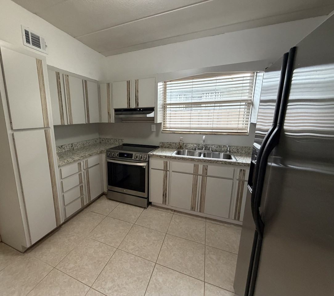 1120 Nw 30th Pl #NA - Photo 4 of 14