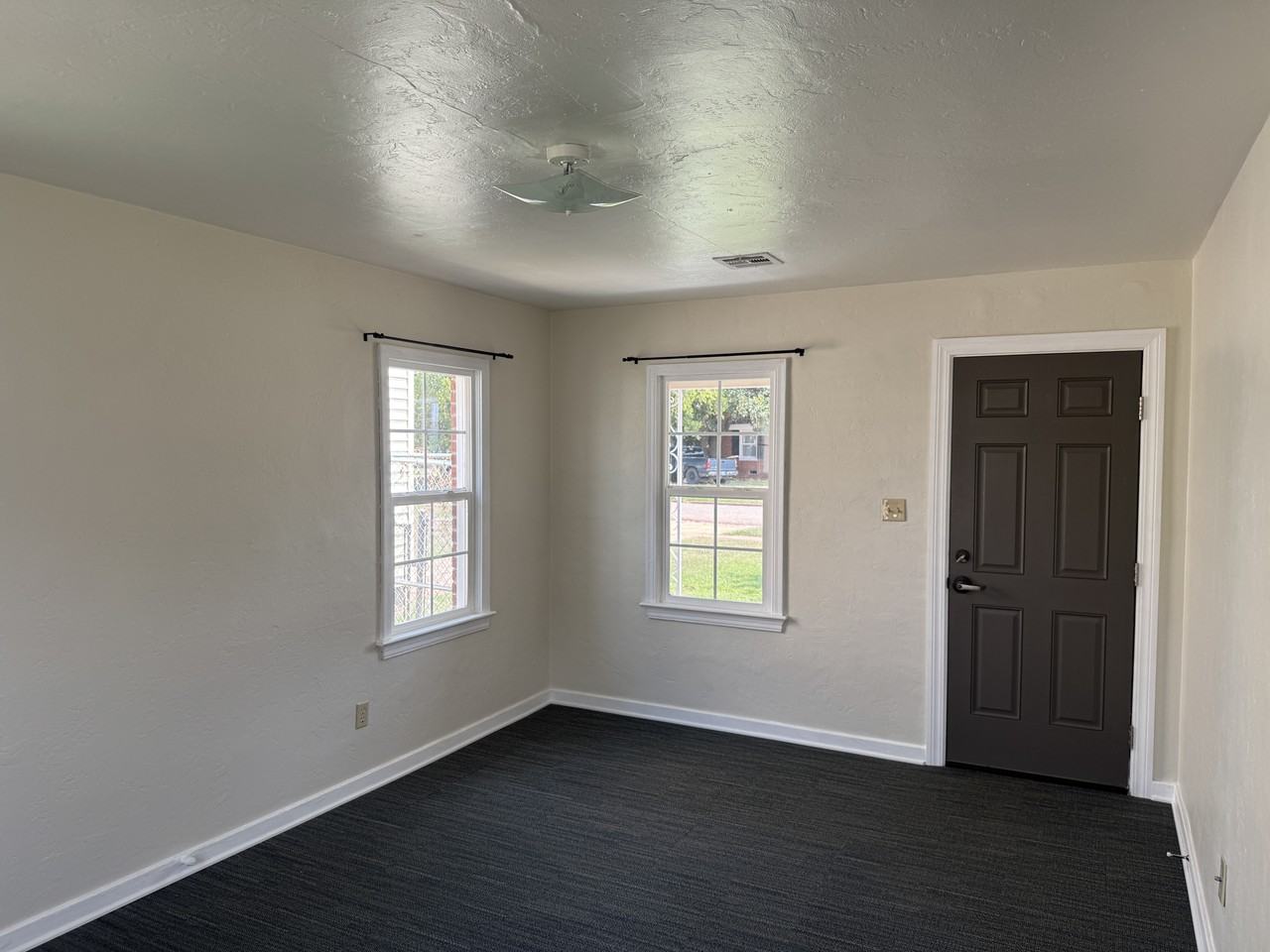 1005 E Edwards St #NA - Photo 5 of 17