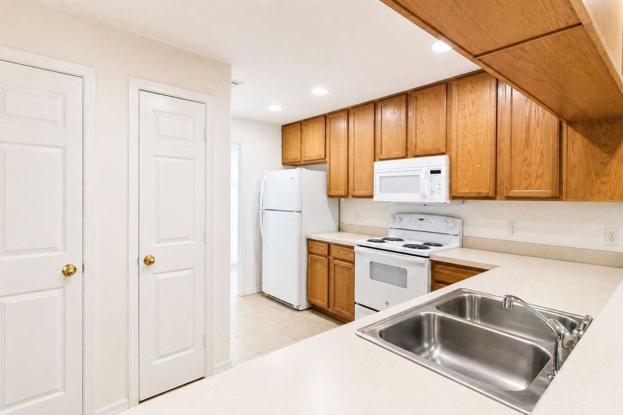 702 E Madison St - Photo 5 of 13